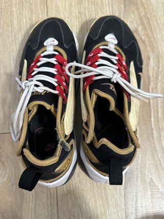 Nike Zoom 2K Negro y Dorado