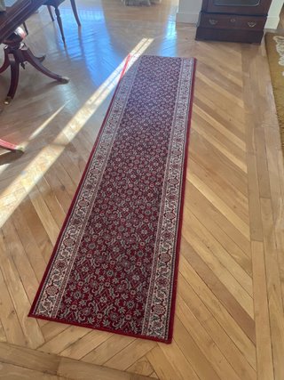 Alfombra de pasillo roja y beige