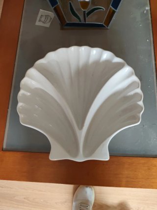 Fuente decorativa concha cerámica blanca
