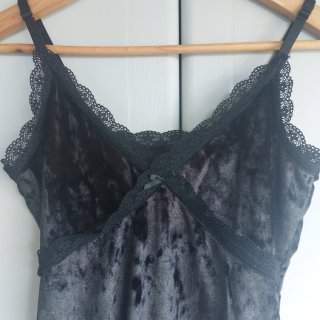 Vestido lencero corto de terciopelo.