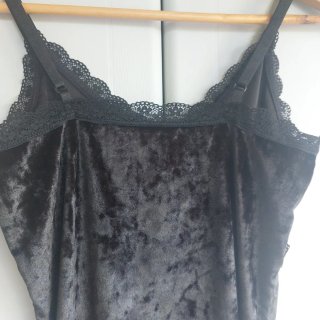 Vestido lencero corto de terciopelo.