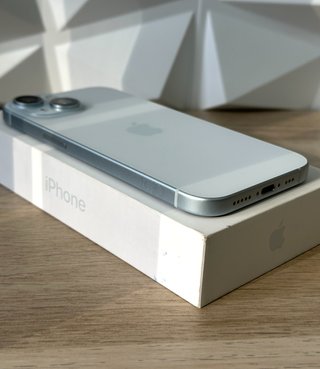 IMPECABLE iPhone 15