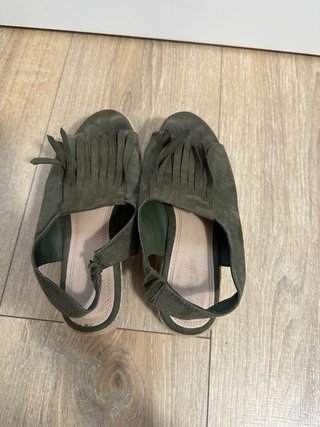Sandalias cuña verde con flecos