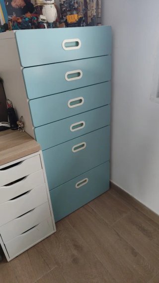 Cajonera azul y blanca de madera y plástico
