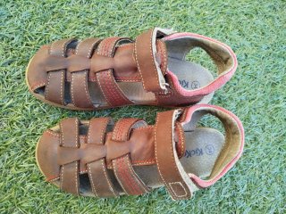 Sandalias piel infantil Kickers T34