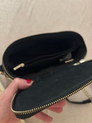 Bolso negro con bordado floral