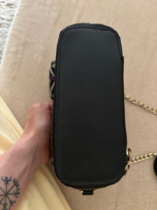 Bolso negro con bordado floral