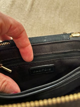 Bolso negro con bordado floral