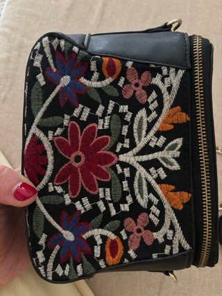 Bolso negro con bordado floral