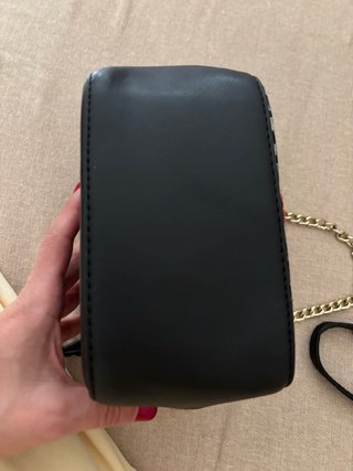 Bolso negro con bordado floral