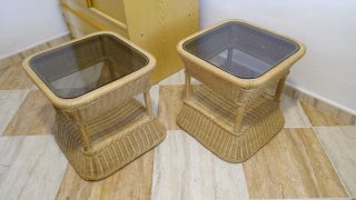 Due comodini in vimini con piano in vetro (2 unità)