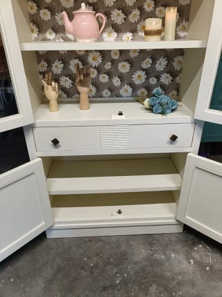 Vetrina in legno e vetro beige
