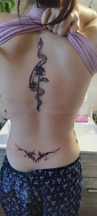 Tatuajes temporales de corazón y serpiente