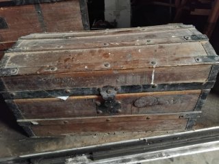 Baúl antiguo madera y metal