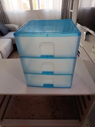 Cajonera de plástico azul y transparente