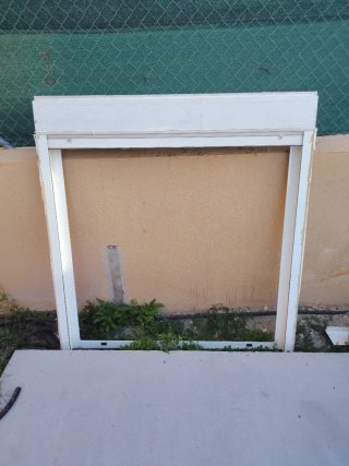 Ventana de aluminio blanca