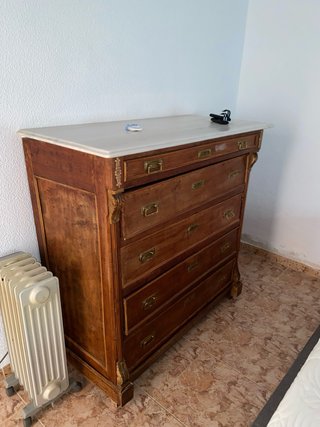 Cómoda de madera con tapa de mármol. No envios