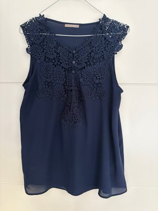 Blusa Orsay azul marino con bordado