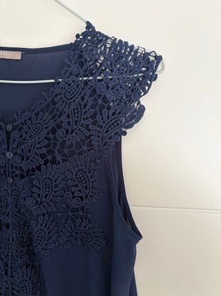 Blusa Orsay azul marino con bordado