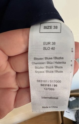 Blusa Orsay azul marino con bordado