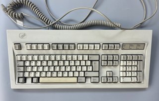 Ordenador IBM 8530-H41 con teclado