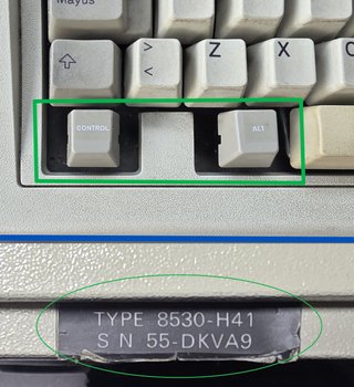 Ordenador IBM 8530-H41 con teclado