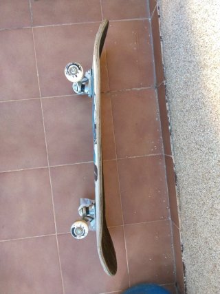 Skate con diseño de ciudad y moto