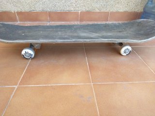Skate con diseño de ciudad y moto