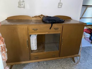 Cómoda de madera dorada con detalles. No envios