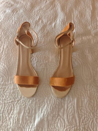 Sandalias doradas y camel