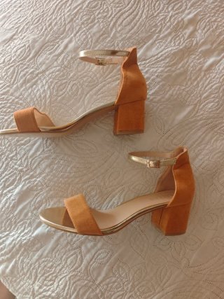 Sandalias doradas y camel