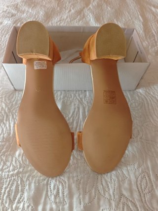 Sandalias doradas y camel