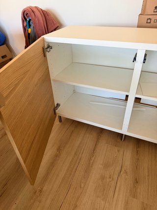 Mueble Besta IKEA cristal blanco y patas