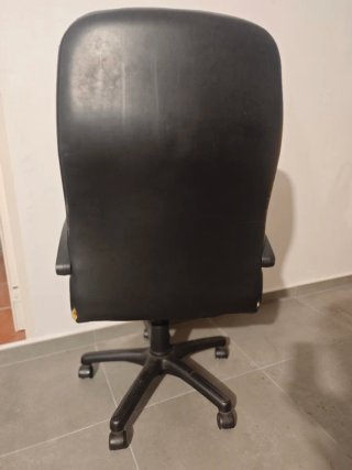 Silla de oficina negra con rueda. Altura regulable