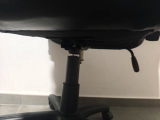 Silla de oficina negra con rueda. Altura regulable