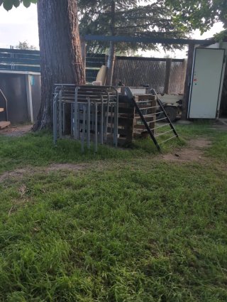 Mesas de metal y madera