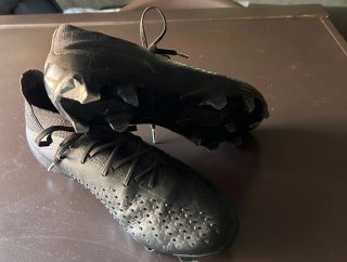 Botas de fútbol negras