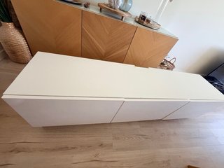 Mueble TV Besta Blanco Patas y Puertas Lacado
