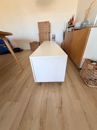 Mueble TV Besta Blanco Patas y Puertas Lacado