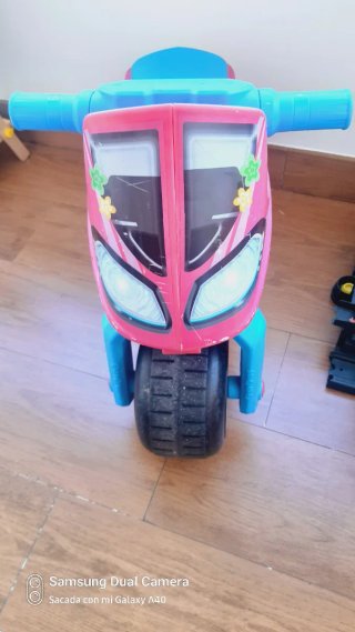 Moto de juguete niña.