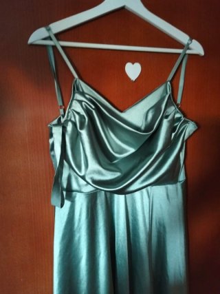 Vestido de fiesta verde satinado