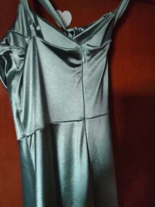 Vestido de fiesta verde satinado