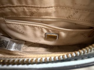Bolso Guess blanco con cadena dorada