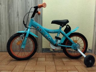 Bicicleta infantil azul con ruedas de apoyo