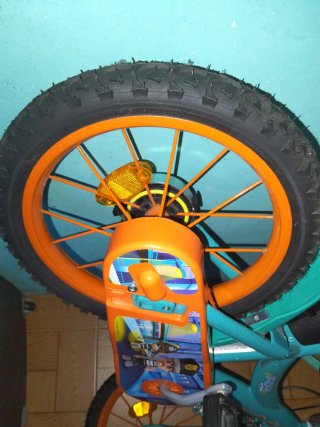 Bicicleta infantil azul con ruedas de apoyo
