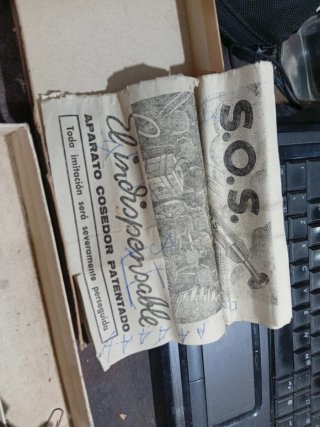 Cosedora antigua vintage con grapas