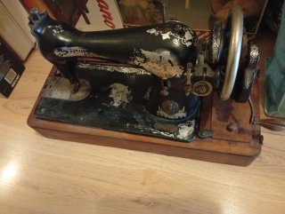 Máquina de coser antigua a manivela