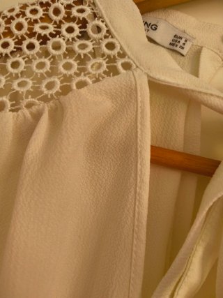 Blusa blanca con encaje