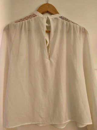 Blusa blanca con encaje