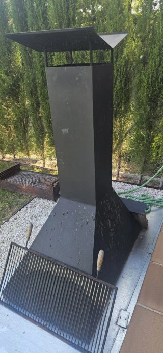 Barbacoa de metal negra y accesorios